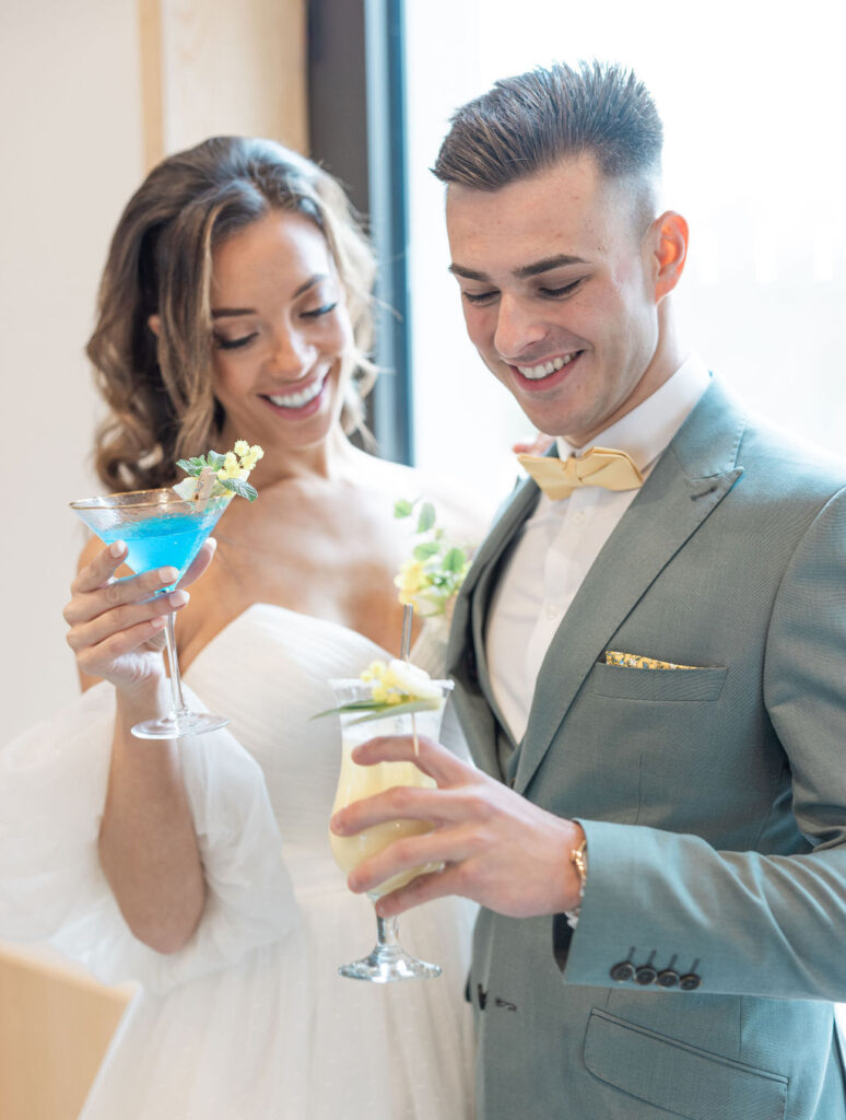 Les mariés et leurs cocktails